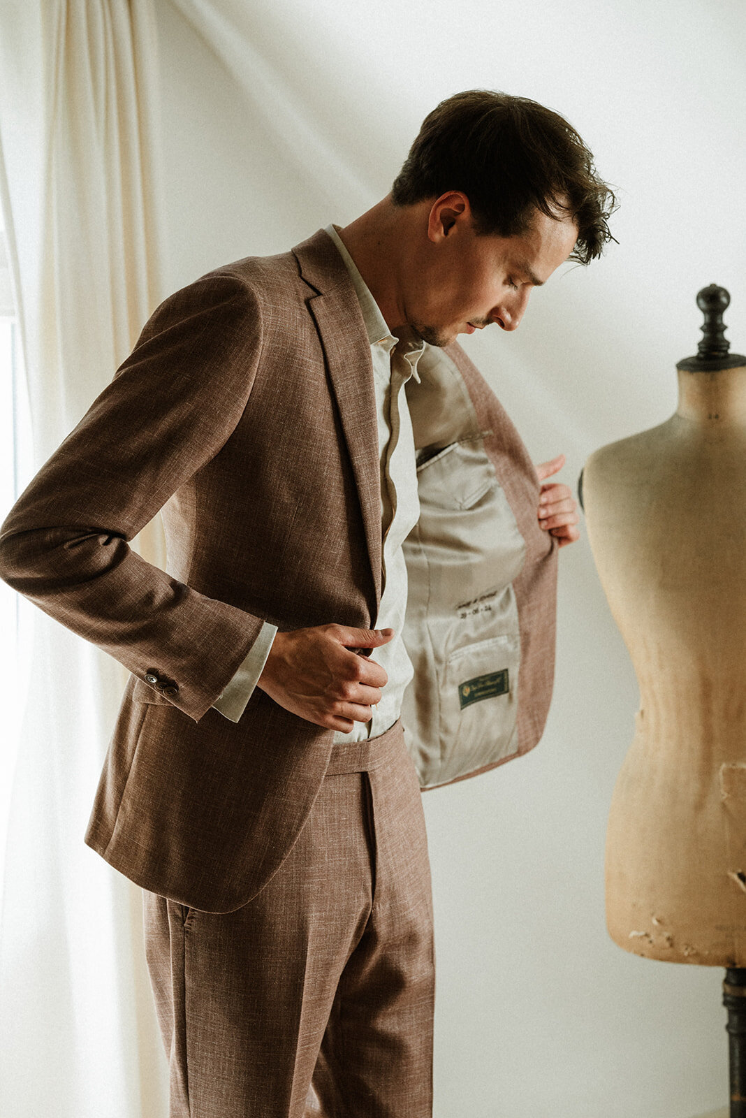 Herentals, salon weddings, moody, authentiek, alternatief trouwen,bruid, 2026, elopent, intiem, spontaan, tijdloos, trouwfotograaf, antwerpen - klaarmaken & first look-86