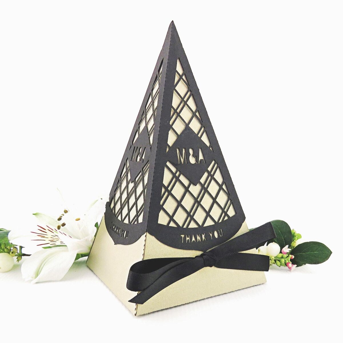 Geometric_pyramid_wedding_favour_box