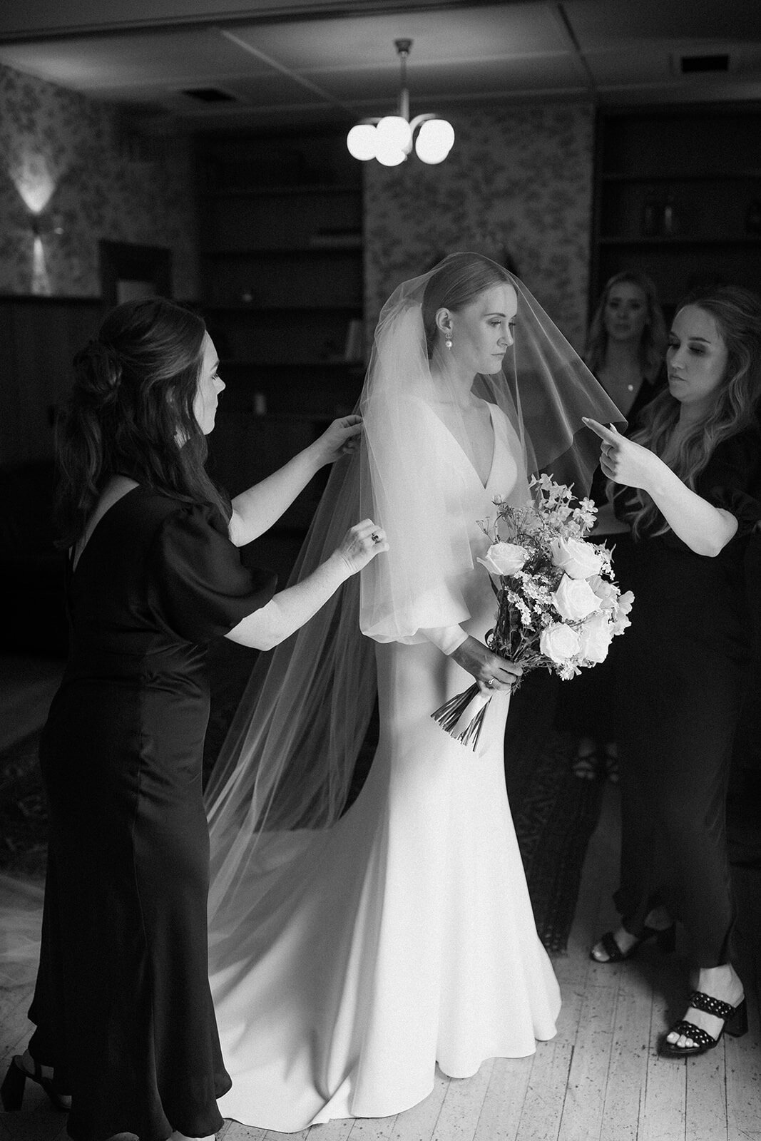 blackandwhite-bride-gettingready-weddingmorning