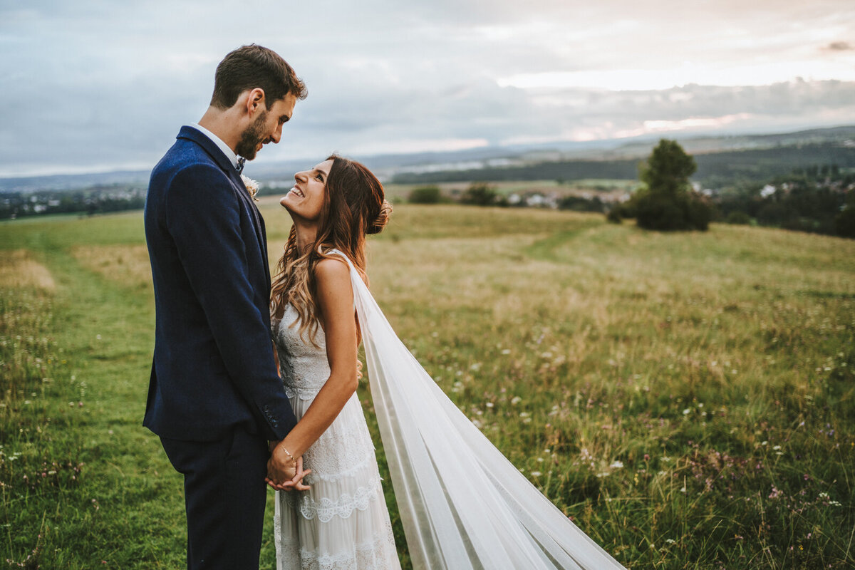 Hochzeitsfotograf-Freiburg-Hochzeitsfotograf-in-Freiburg-Hochzeit-rustikal-boho-Heiraten-Scheune-47