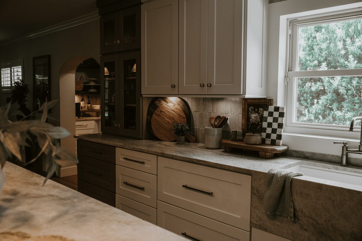 dewine design orlando interior design vintage cove trail cozy kitchen counter with white cabinets