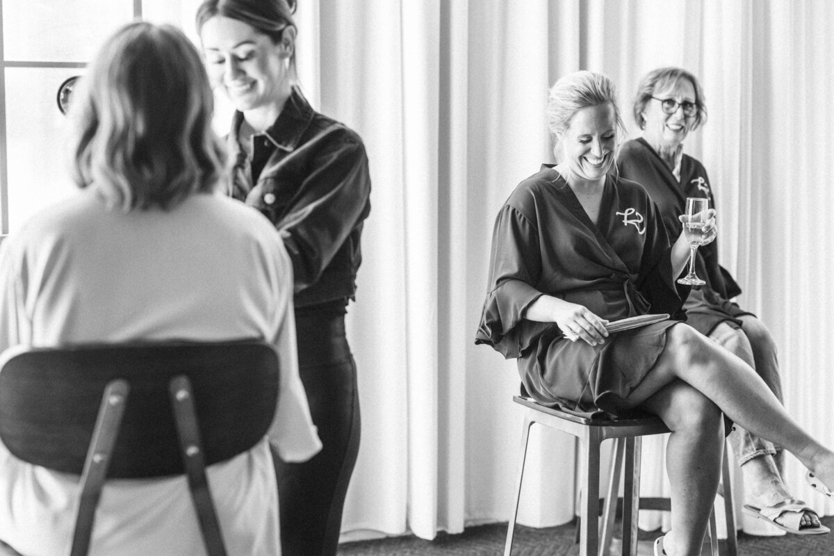 bridesmaids-getting-ready