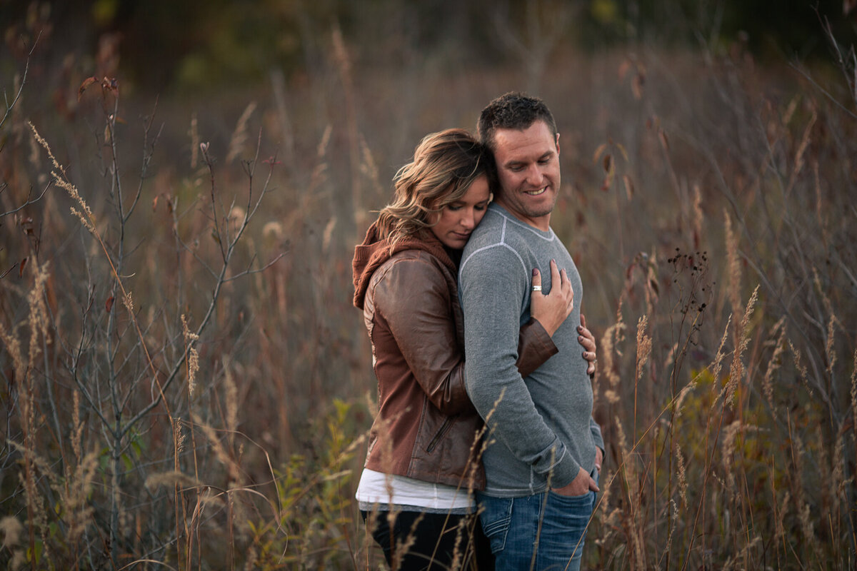 engagement-session-hugging-from-behind