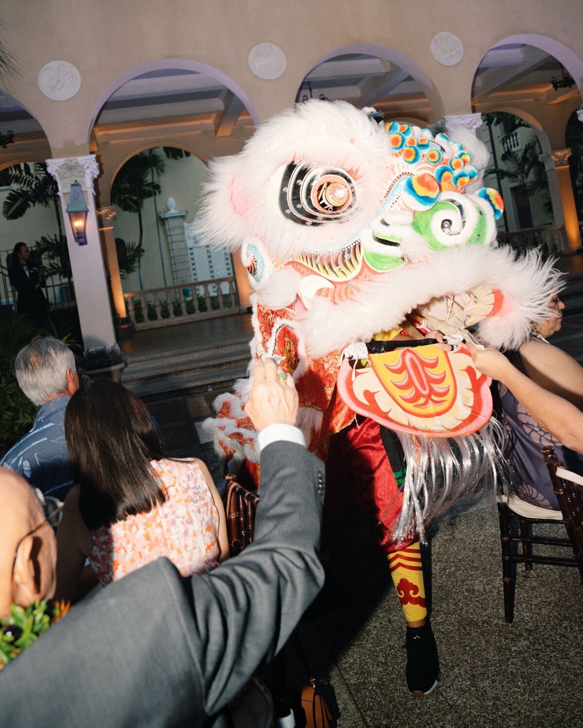 lion-dance-oahu-wedding-photographer-cafe-julia-3