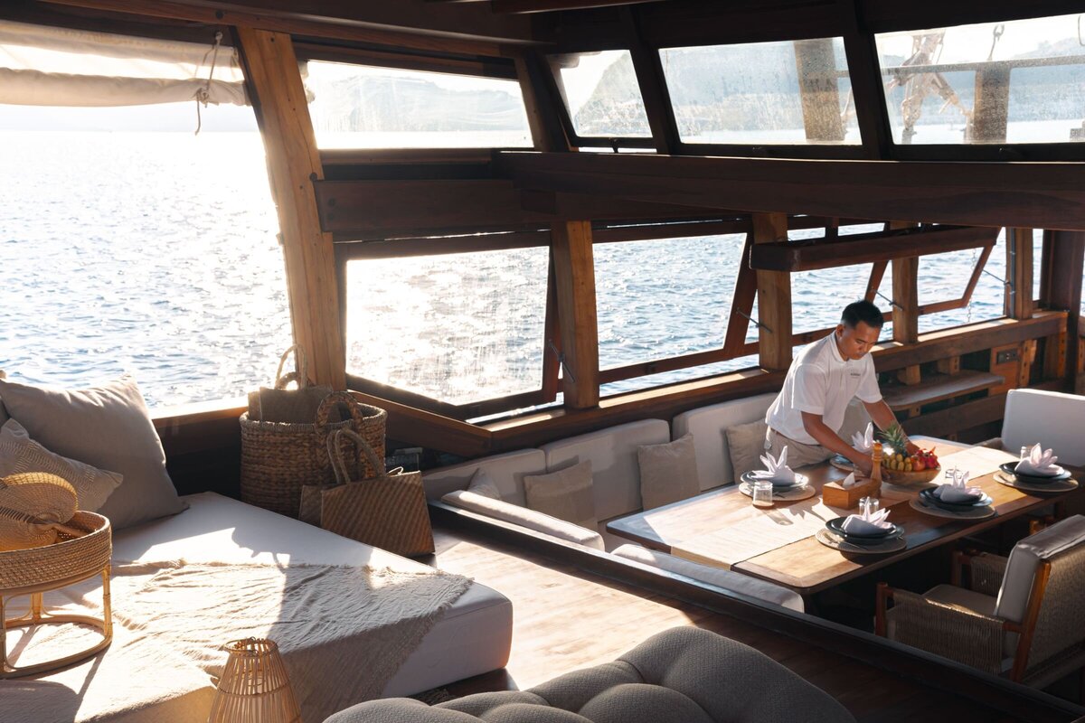 Luxury Yacht Bali - 09_Nataraja_Main-deck-dining-table_Pacific-High