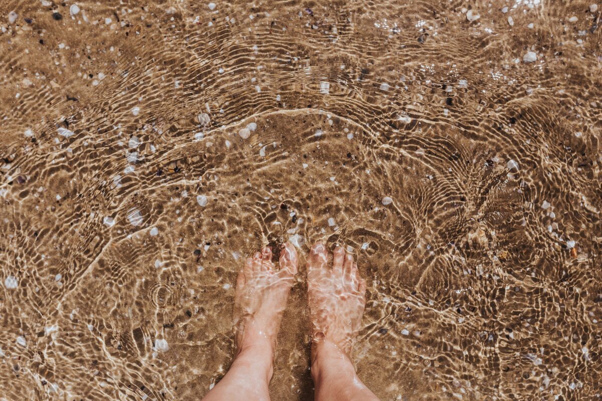 female-legs-in-the-sand