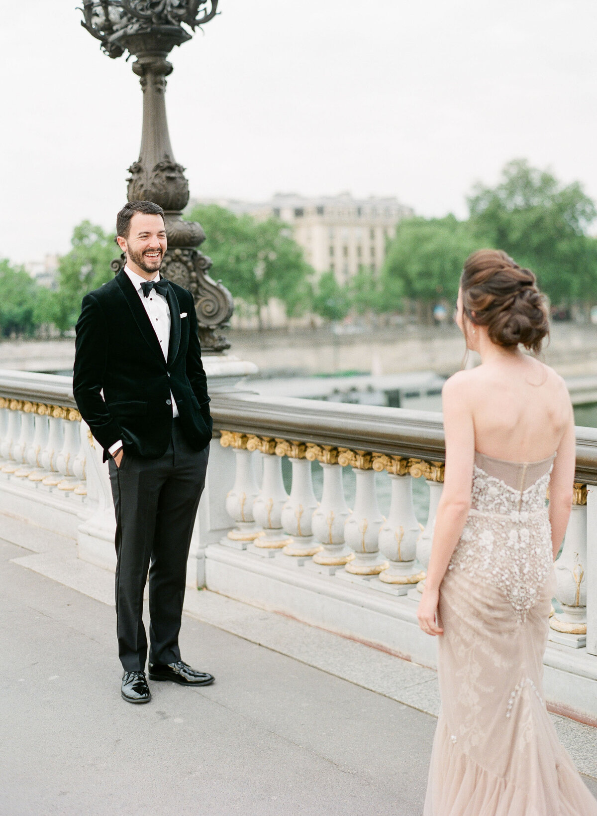 15-Paris-wedding-first-look-Pont-AlexandreIII-Briddge-Alexandra-Vonk-photography