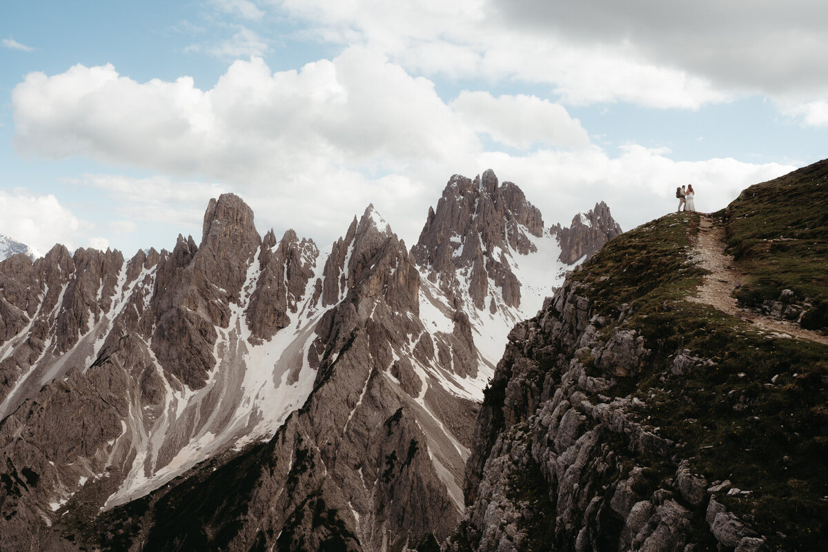 the_chaffins_international_destination_wedding_elopement_photographers_sammie_chaffin_micah_editorial_adventure_photos_travel_dolomites_italy_33