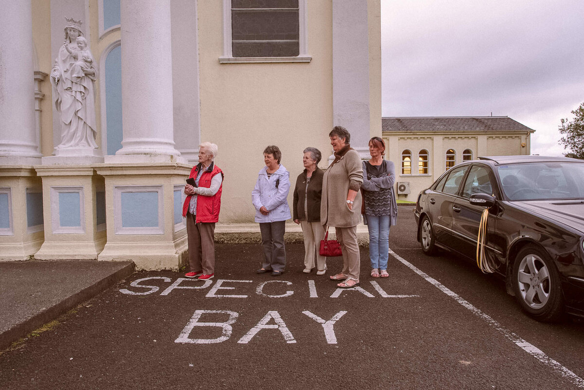 51 donegal-people-watch-wedding