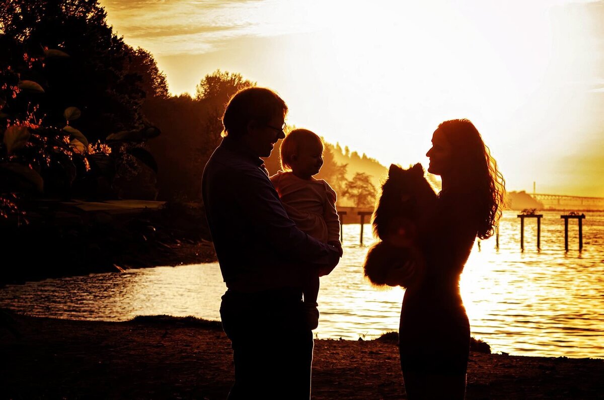 outdoor-family-photography_vancouver-fraser-valley_barnet-marine-park_family-and-dog-sunset-silhouette