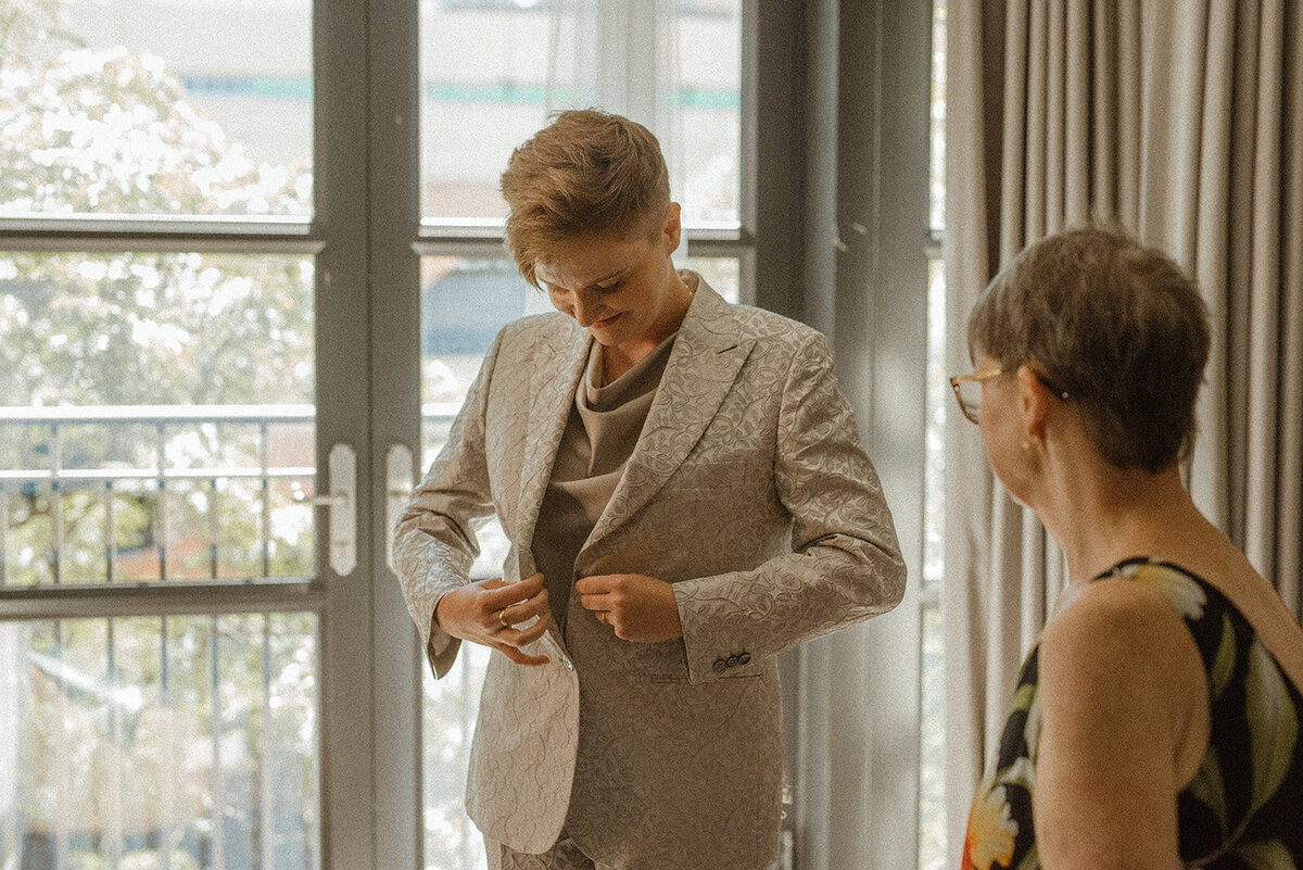 downtown-toronto-lgbt-couple-lgbt-wedding-gardiner-museum-022