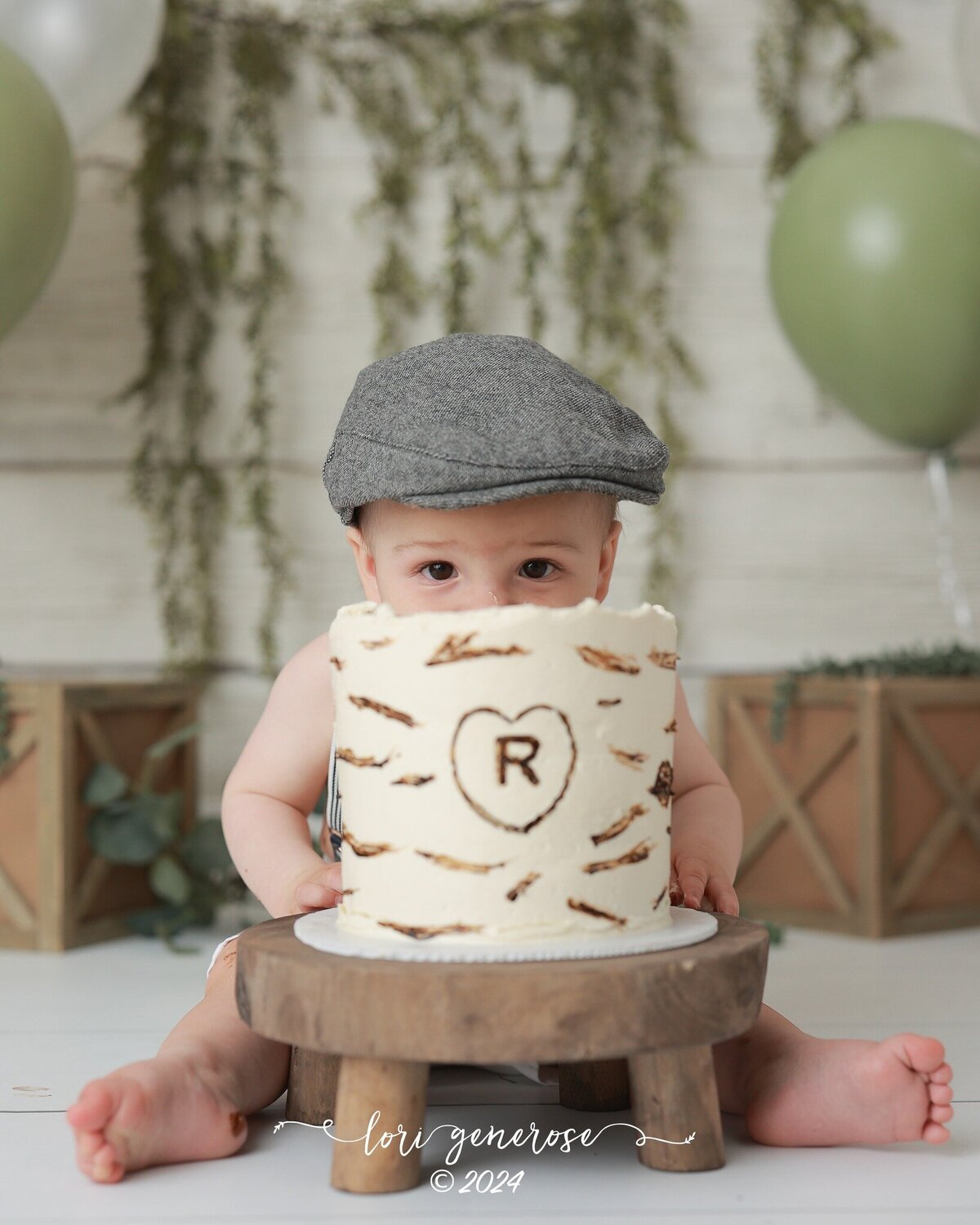 lehigh-valley-photographer-lori-generose-lg-photography-first-birthday-cake-smash-boy-conshohocken-pa
