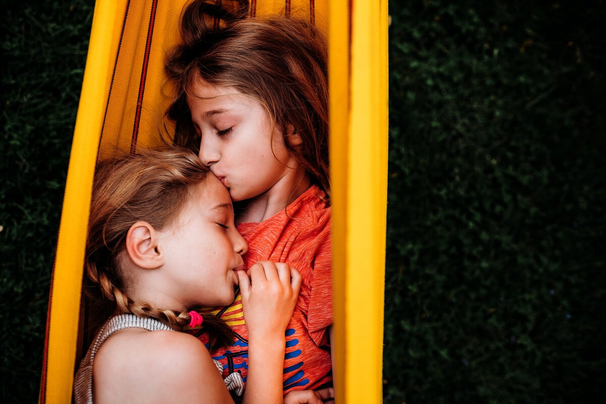 Kids snuggling in hammock Madison WI McKenna Patterson Photography