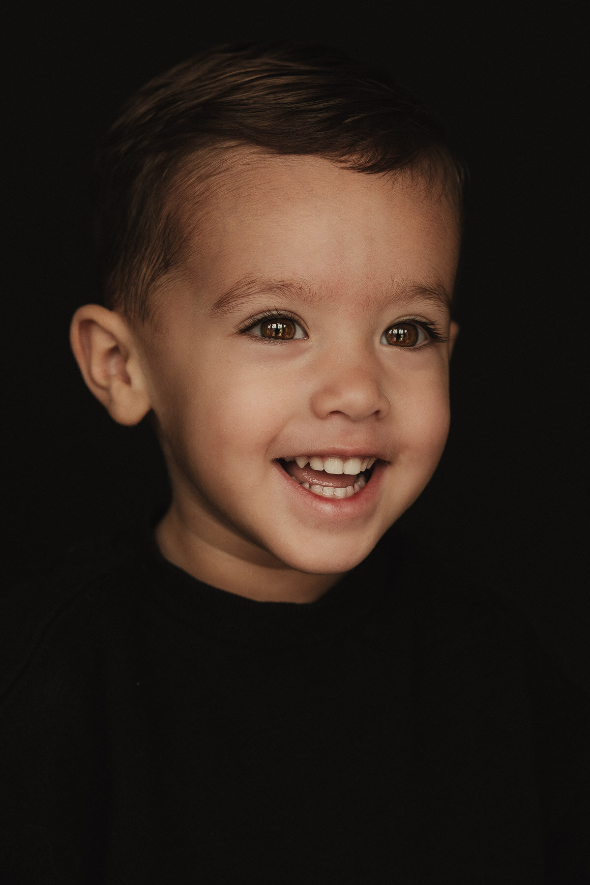 portret kind zwarte achtergrond