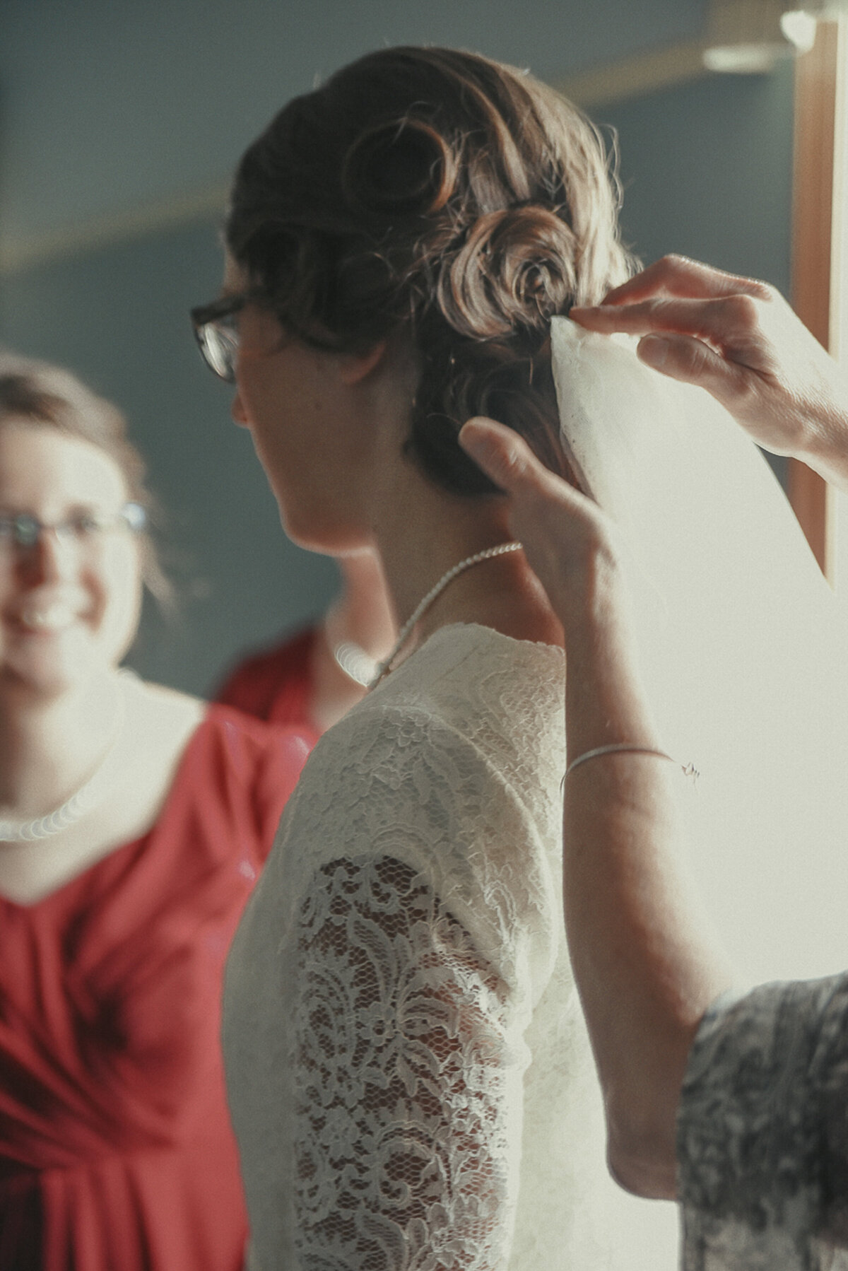 wedding getting ready | Iowa wedding photographer | Iowa Photographer | Playlife | Cedar Rapids | Iowa City | Kalona | Alaynna Ann Schwartz-30