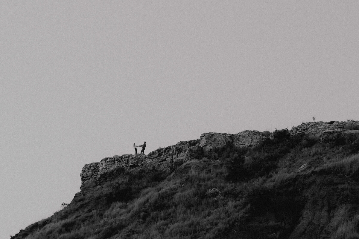 couple twirling around on top of a cliff in oklahoma