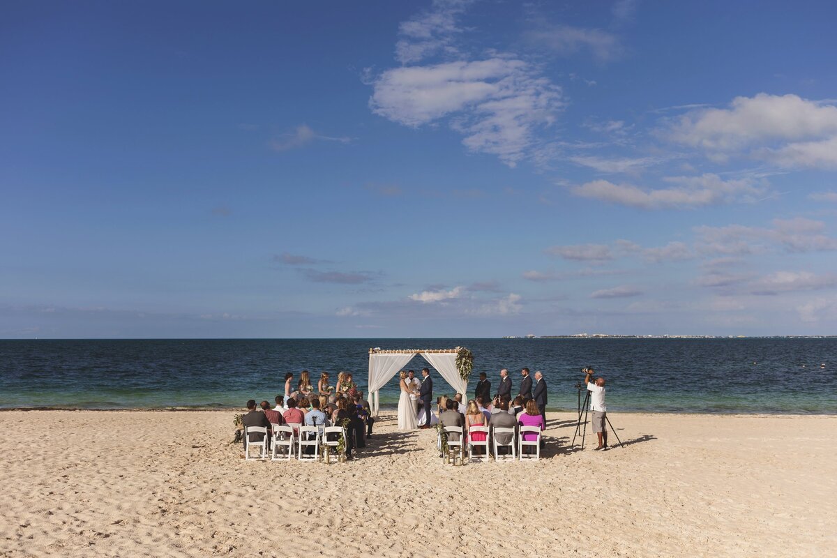 Beach wedding ceremony at wedding in Cancun