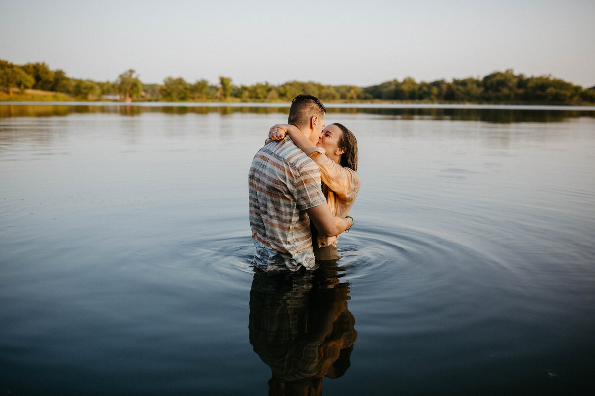 couple-kissing-in-the-water
