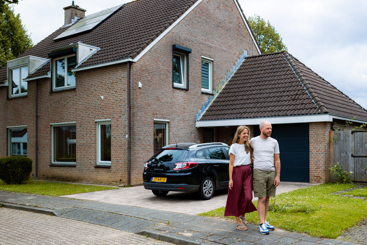 ouders kijken kinderen na bij huis