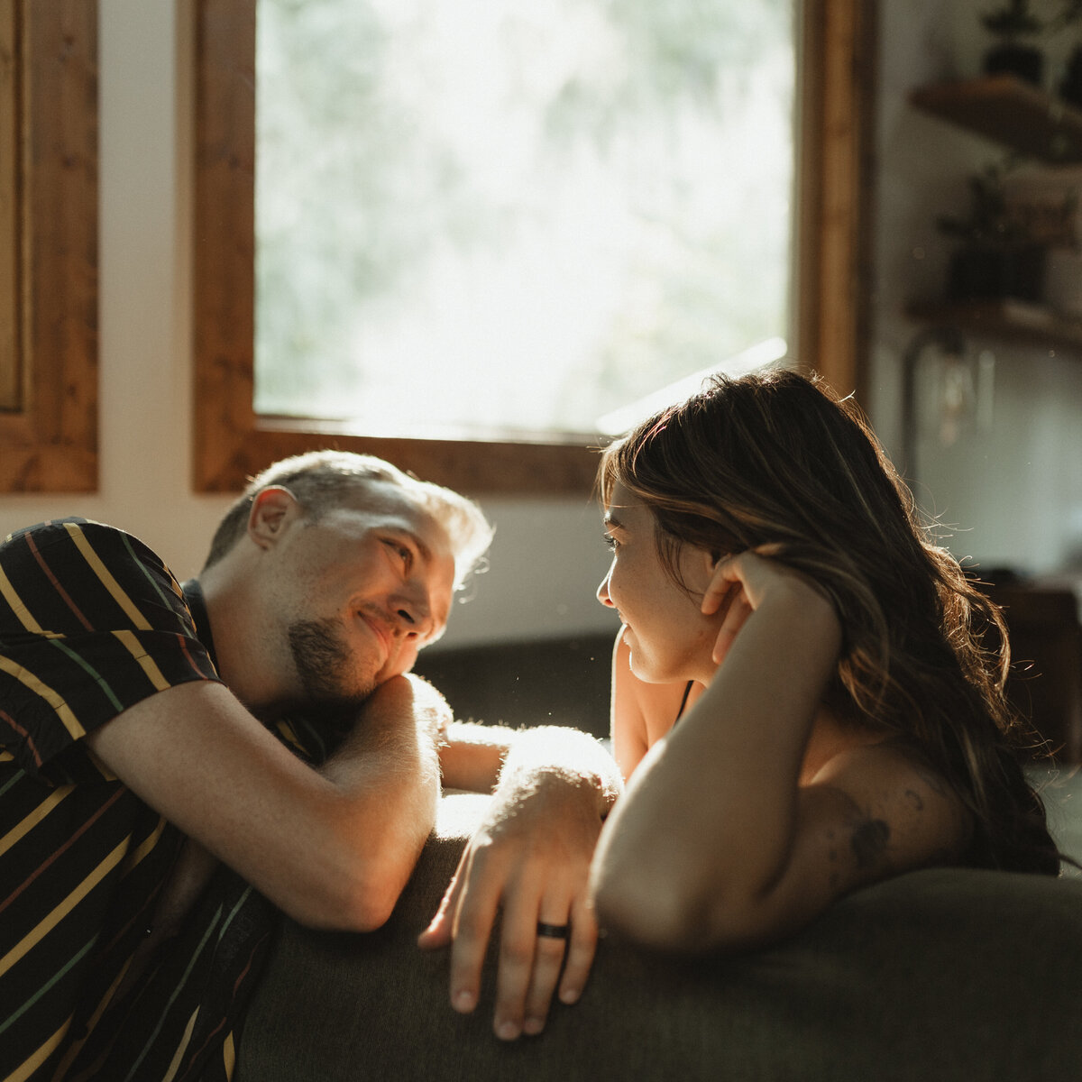 casualcouplesinhomesessionkansascityphotographer-18