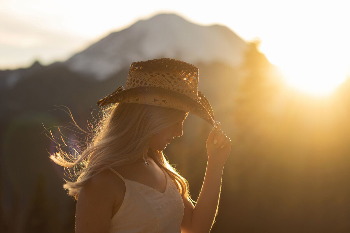 silhouettemountrainergirl