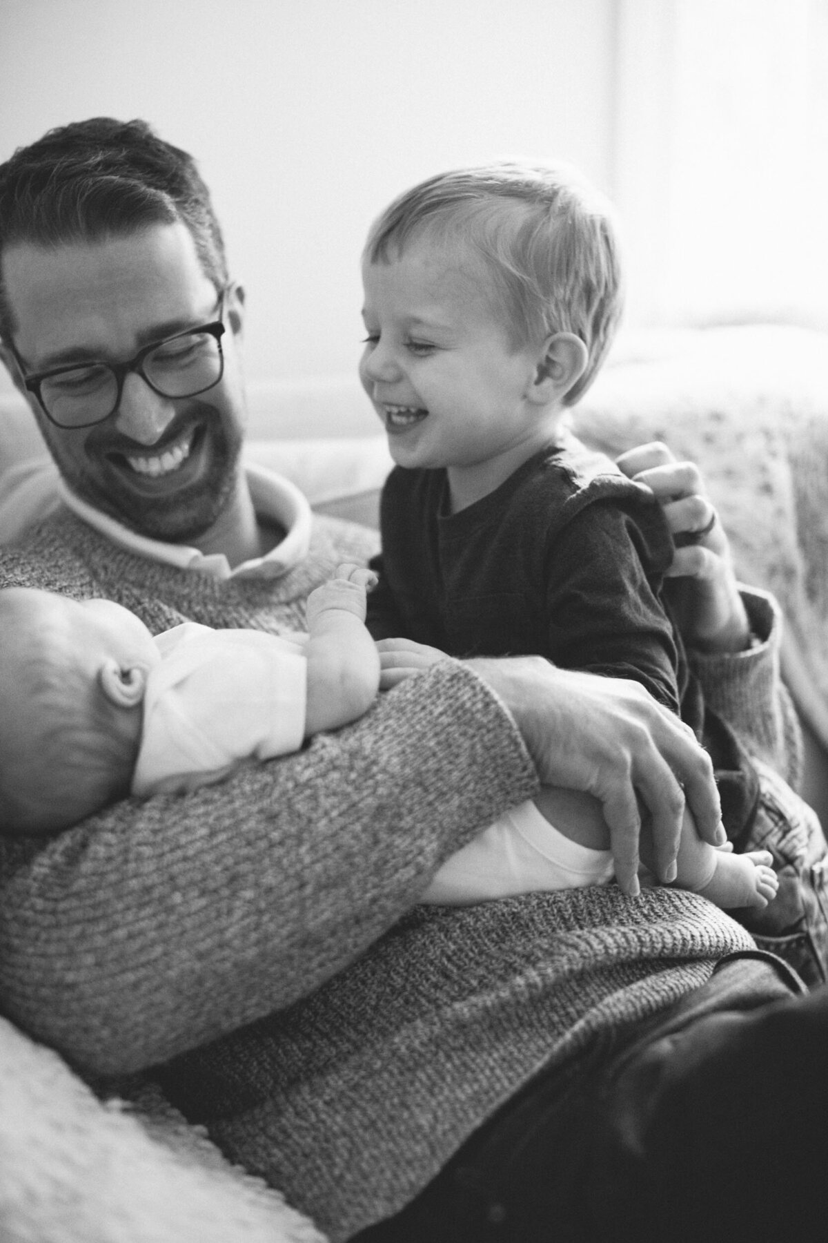 candid-natural-boston-newborn-family-photographer-zev-fisher-011