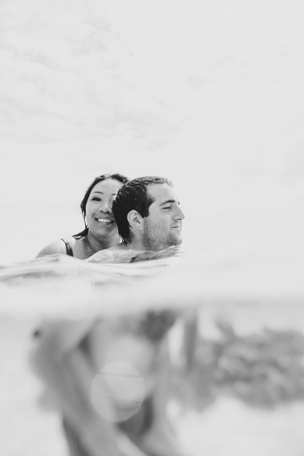 split-underwater-couple-tahiti-elopement
