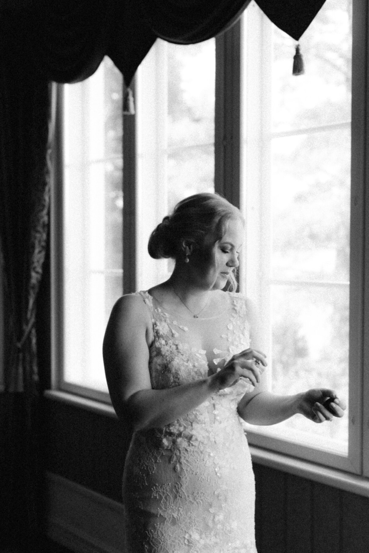 The bride putting on the perfume in an image photographed by wedding photographer Hannika Gabrielsson.