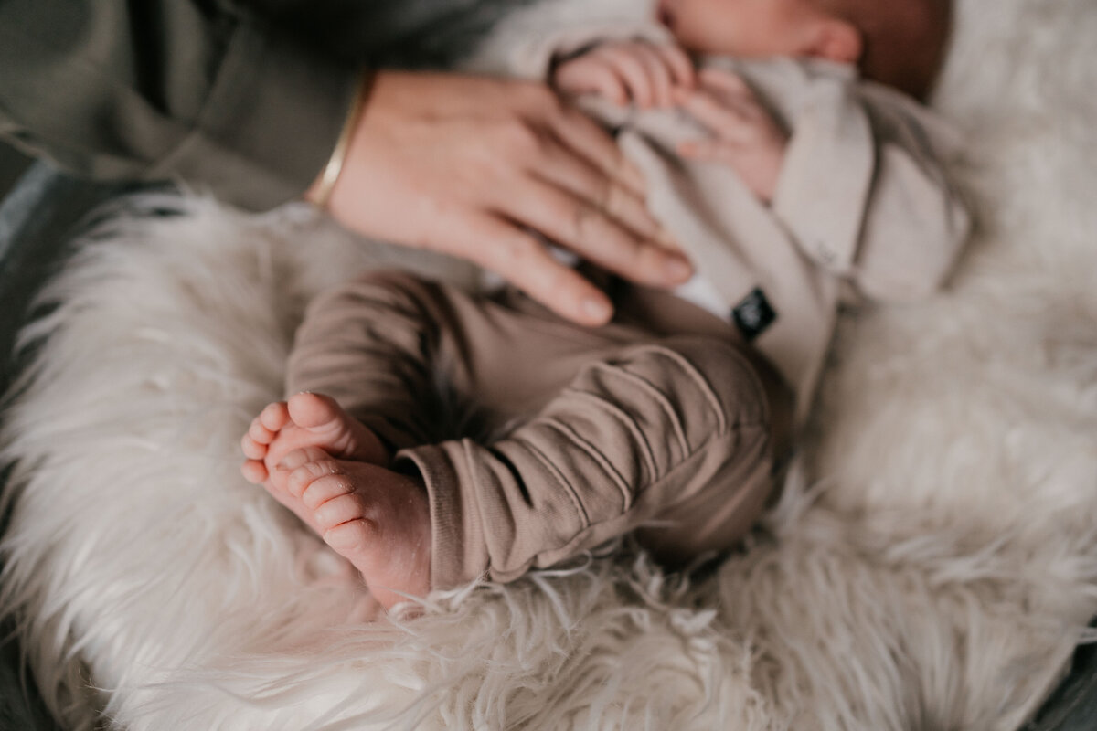 Newbornshoot door Leukfotografie in Amsterdam, Zaandam, Landsmeer, Oostzaan en Purmerend – zachte, liefdevolle babyfoto’s-71