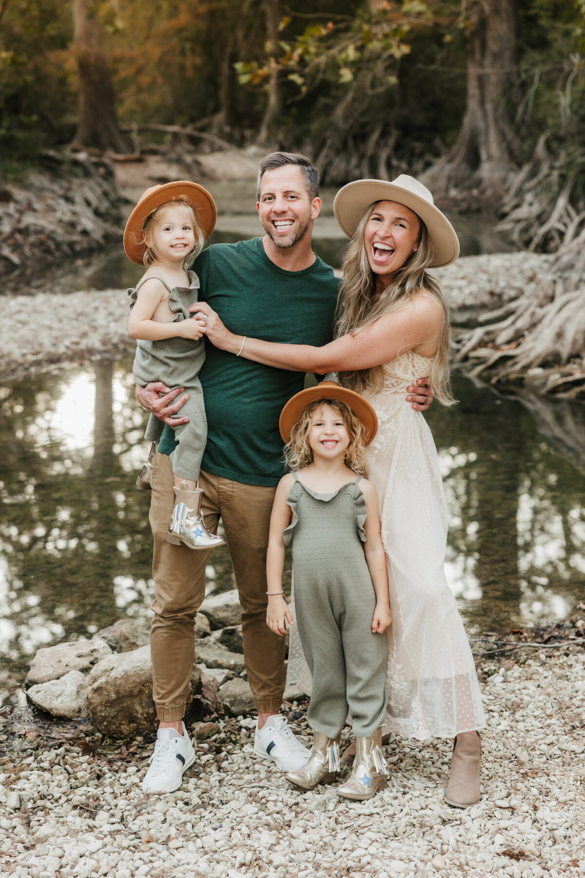 happy-family-in-fall-photos