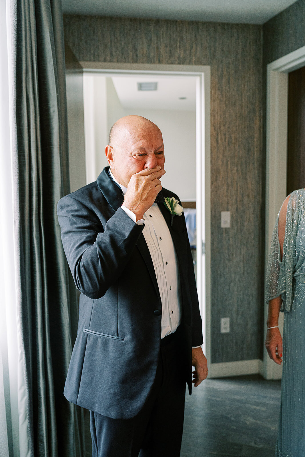 father-of-the-bride-overwhelmed-forst-look-london-house-chicago-hbicweddings