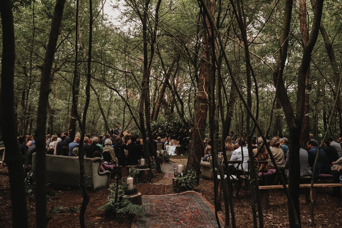 natuurlijke trouwfoto's in het bos - for love we live trouwfotografie