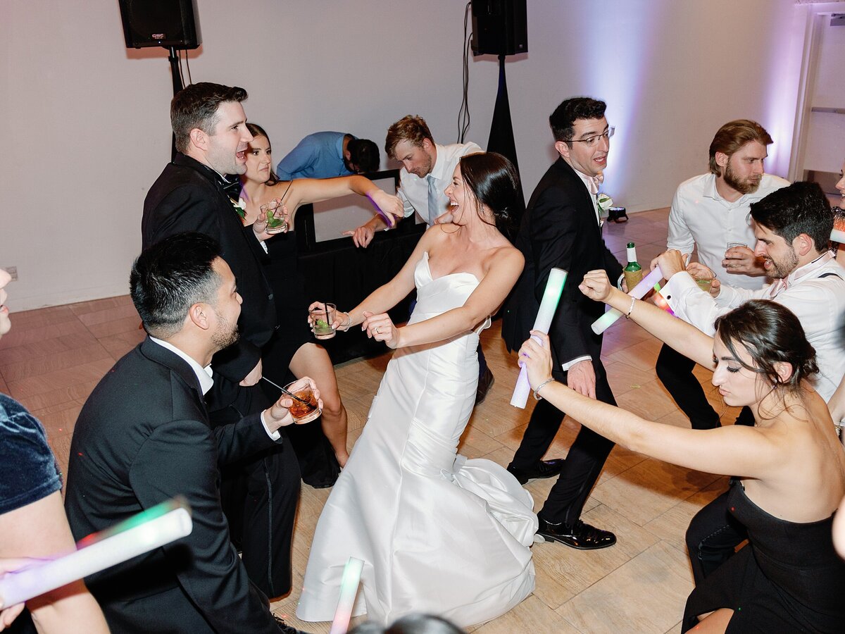 taubman-museum-of-art-wedding-photographer-oliver-and-co-roanoke-wedding_0126