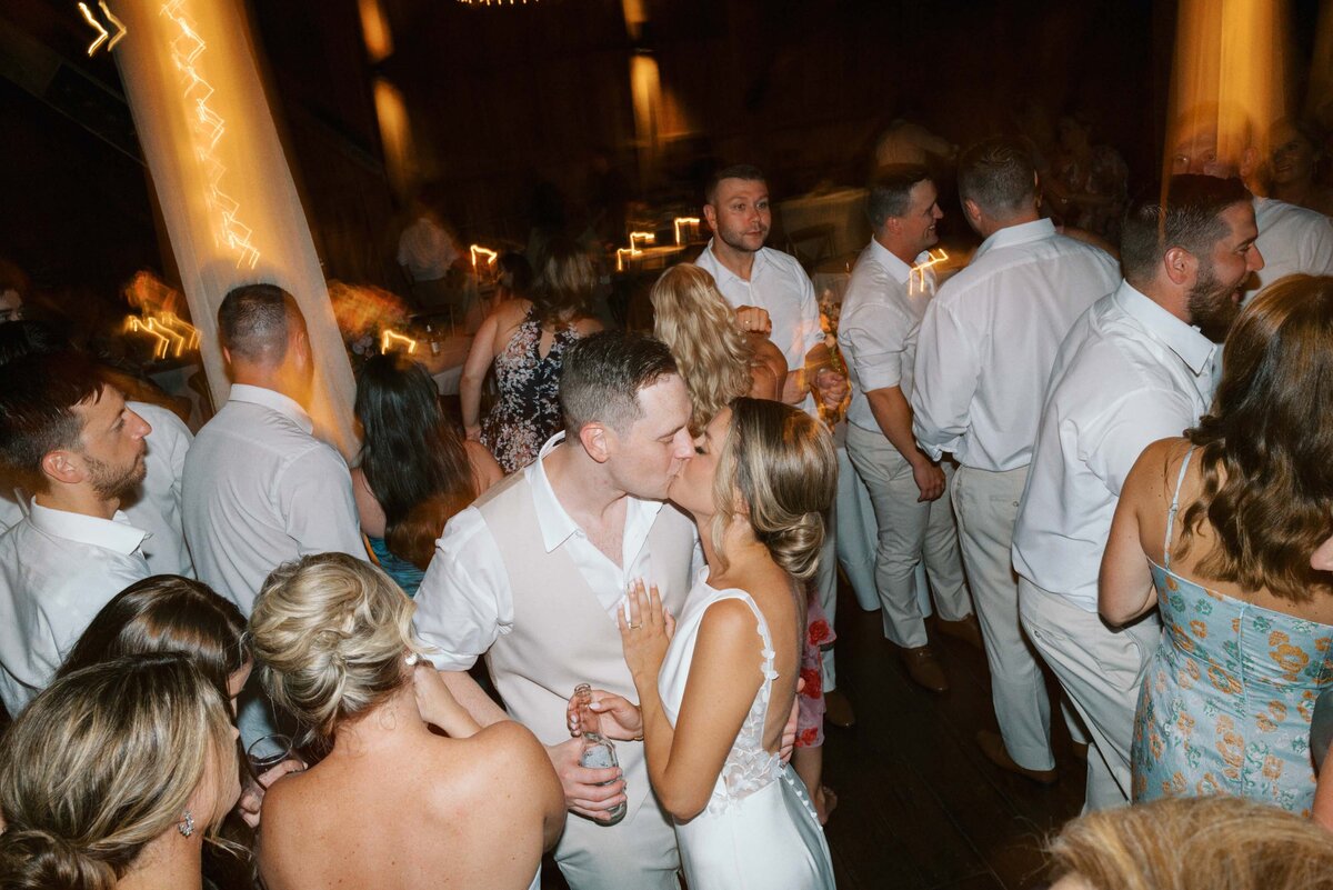 farm-at-eagles-ridge-lancaster-wedding-112