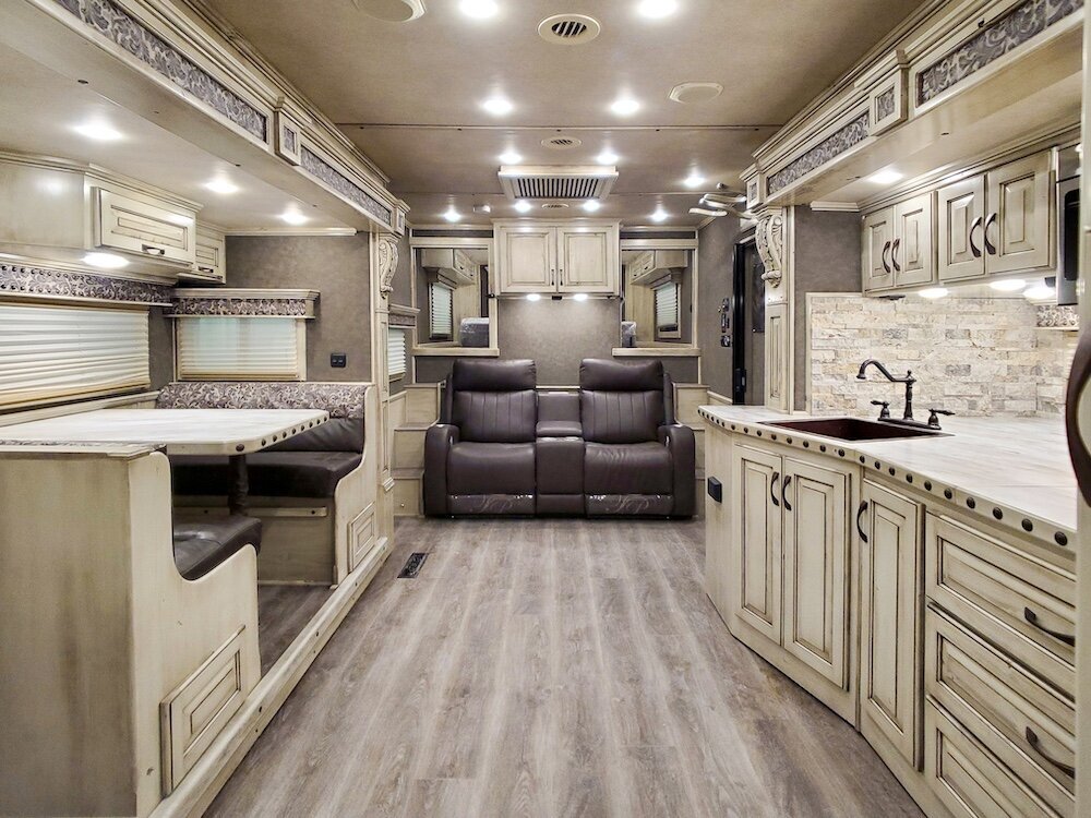 luxury-living-quarter-horse-trailers-trail-boss-conversions-living-areas-29