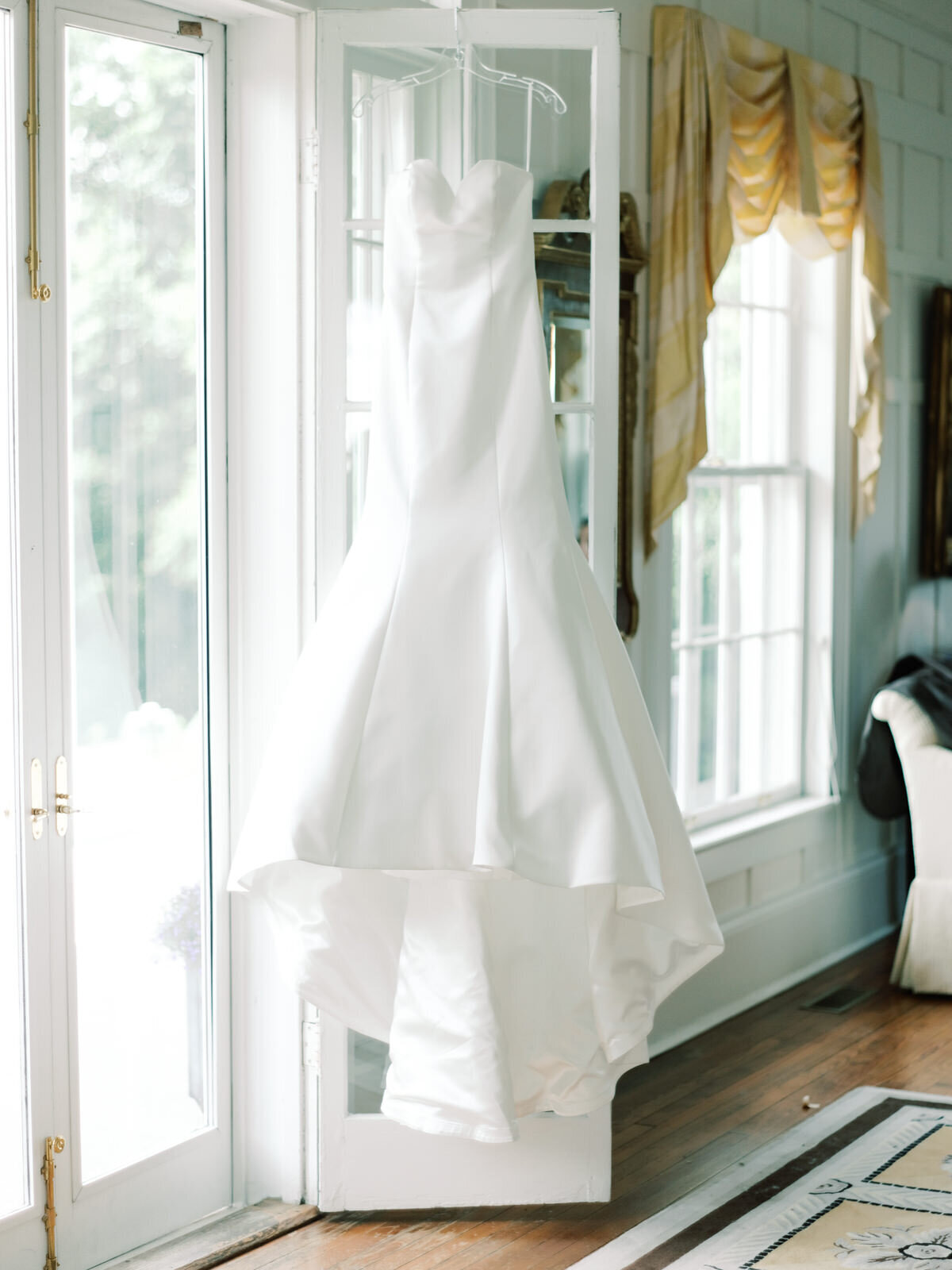Bright and stylish wedding photography at the classic Westglow Spa in the Blue Ridge Mountains.
