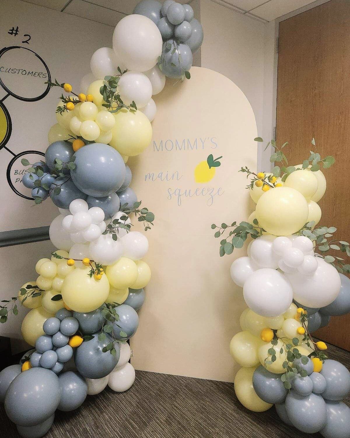 baby shower backdrop and balloons