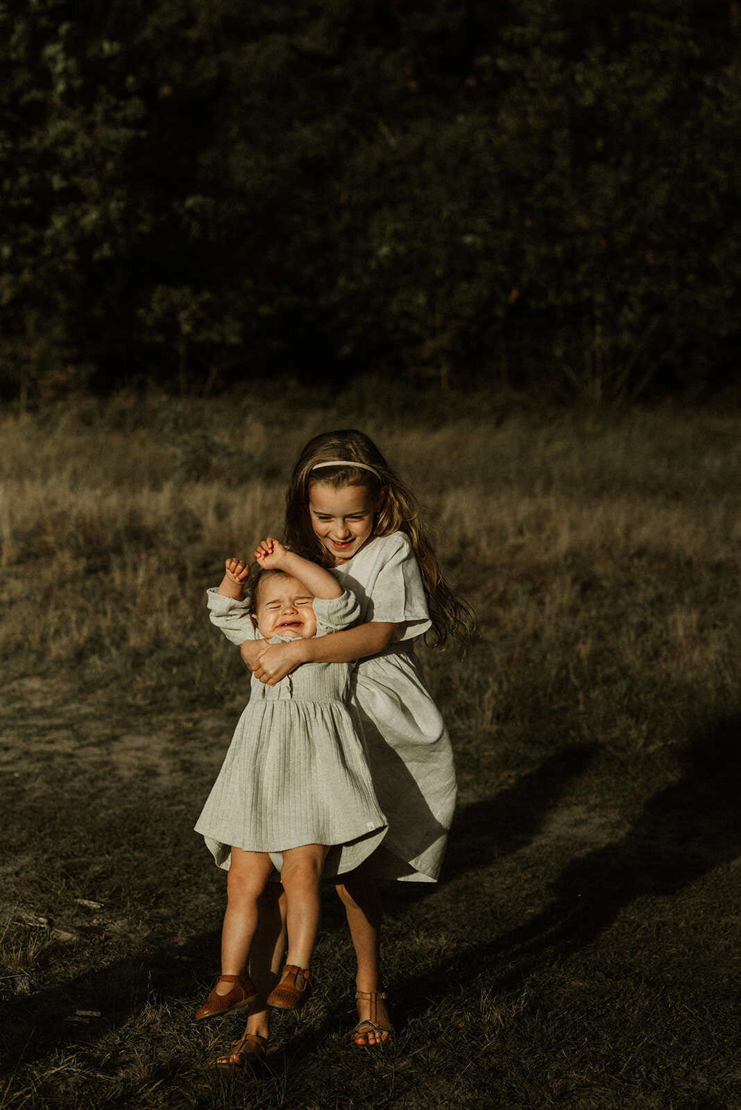 Gezinsfotografie in Nijlen tijdens golden hour – pure, spontane momenten vastgelegd in de heide.