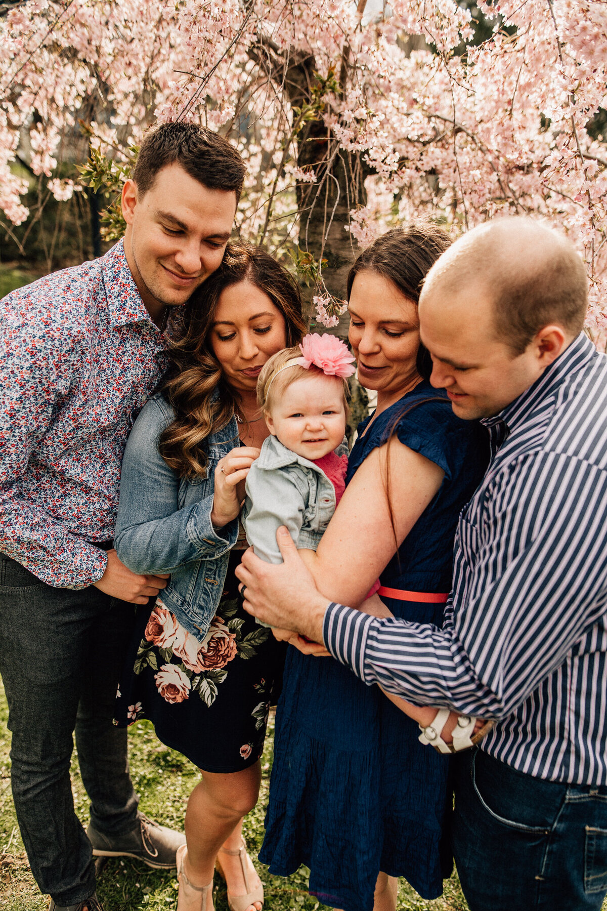Family photoshoot outside.