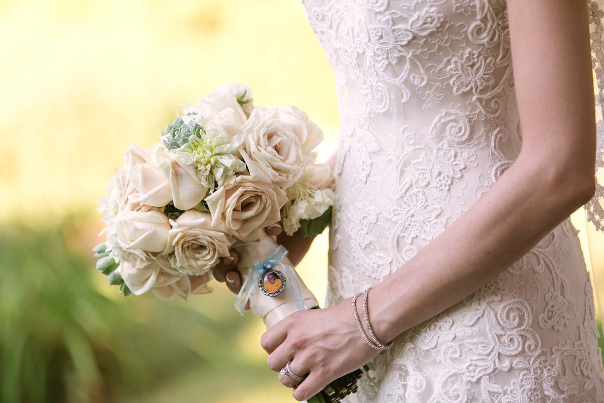 The Mansion at Oyster Bay bride holding her bouqet