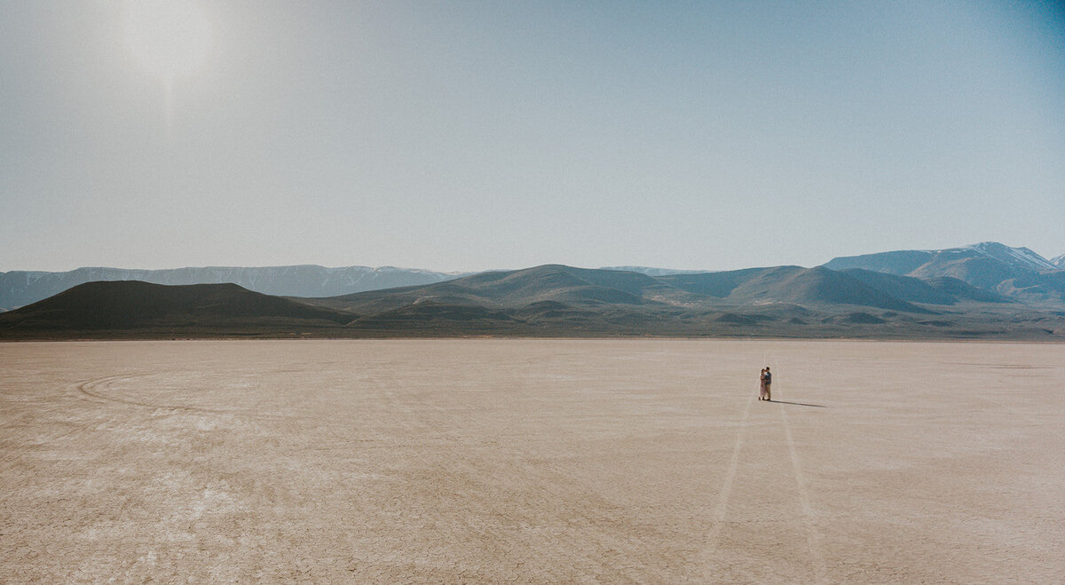 Eastern oregon elopement at the Alvord Desert