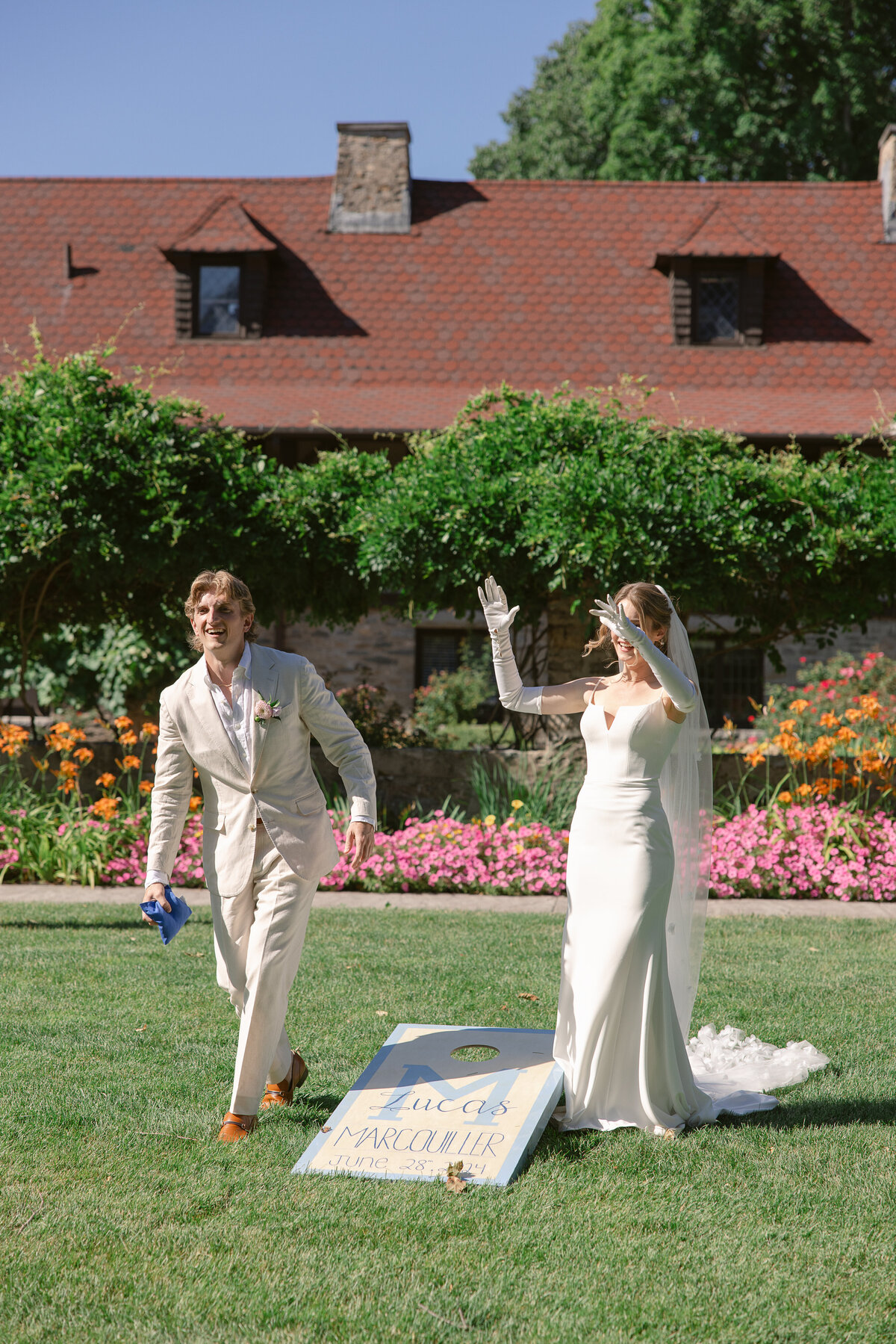bride-and-groom-playing-cornhole-at-saint-clements-castle
