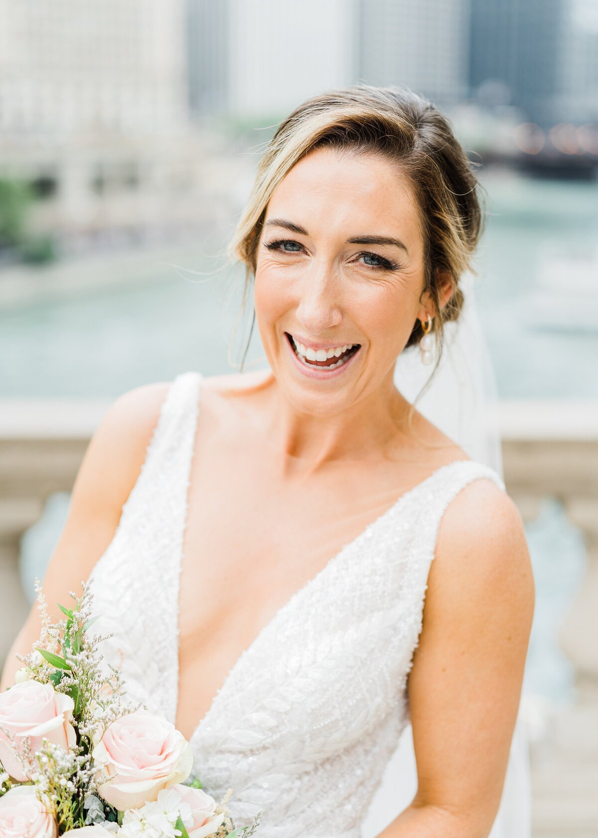 rempel-photography-chicago-wedding-photography-bright-colorful-timeless-fun-river-roast-wedding-photos-boat-cocktail-hour-on-the-chicago-river_0198