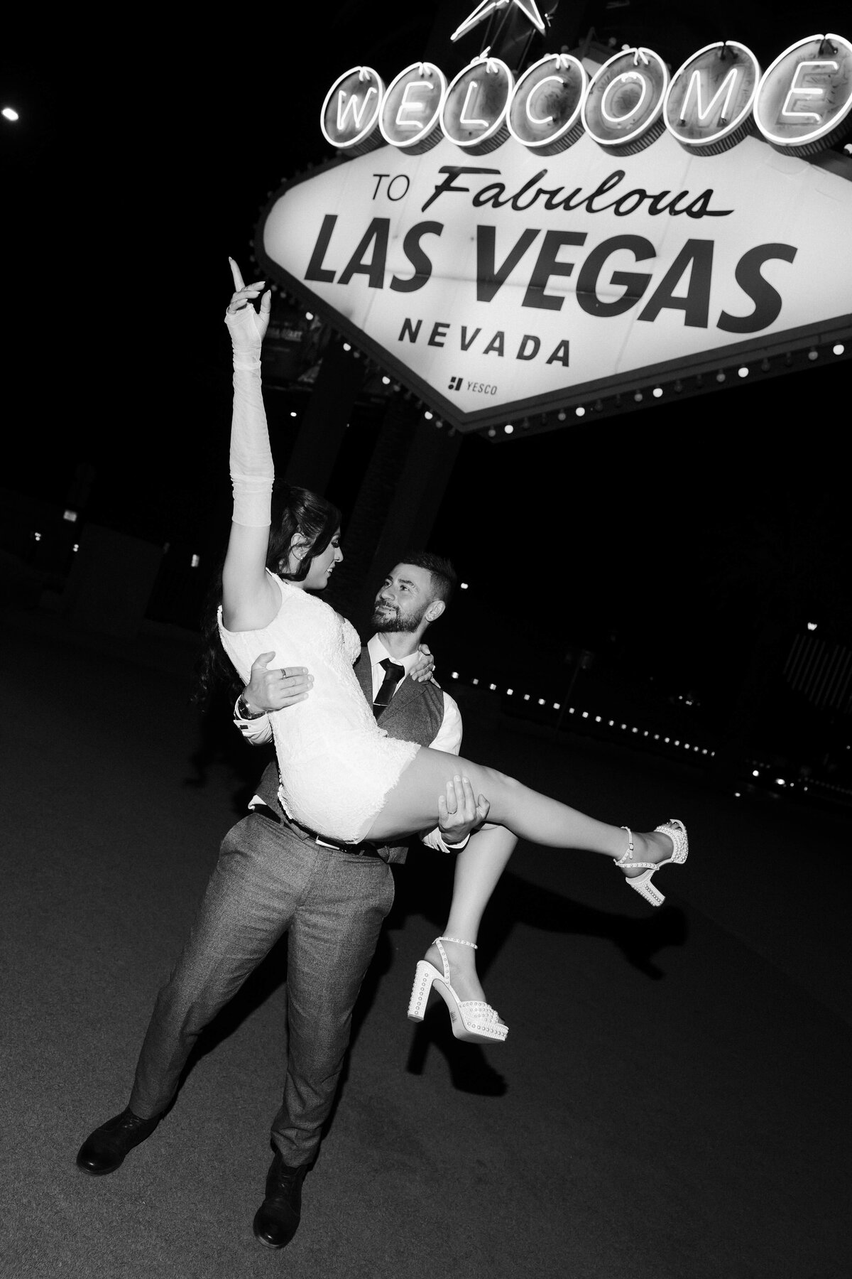 84riskyexposure_aimee-adrian_las-vegas-elopement-photography