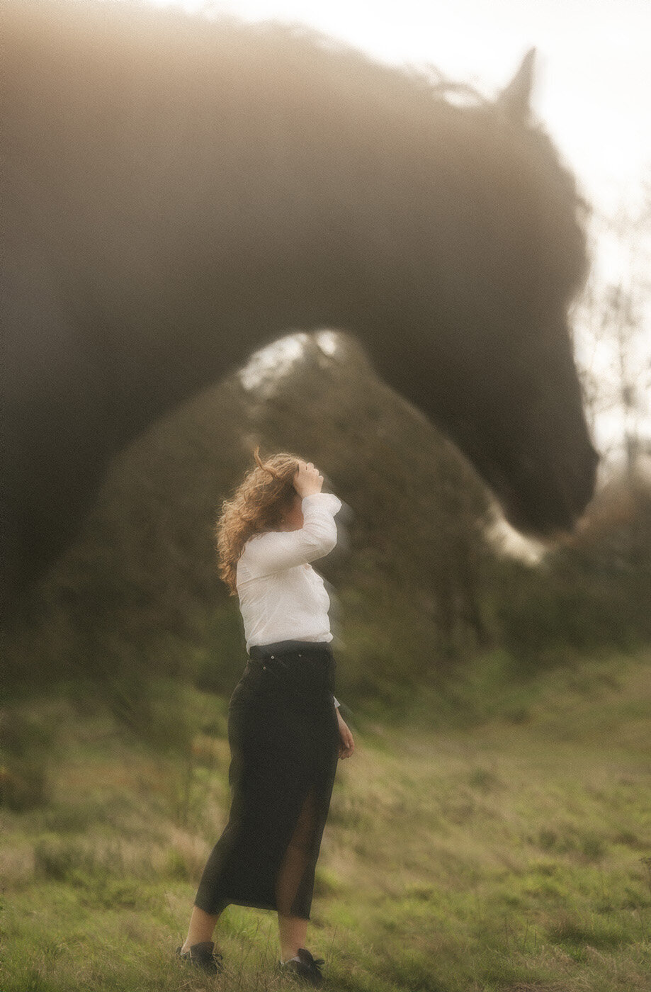 Cinematische paardenfotoshoot met Vera, gefotografeerd in zachte natuurlijke tinten.