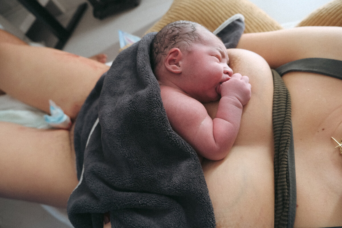 newborn-baby-sucking-thumb