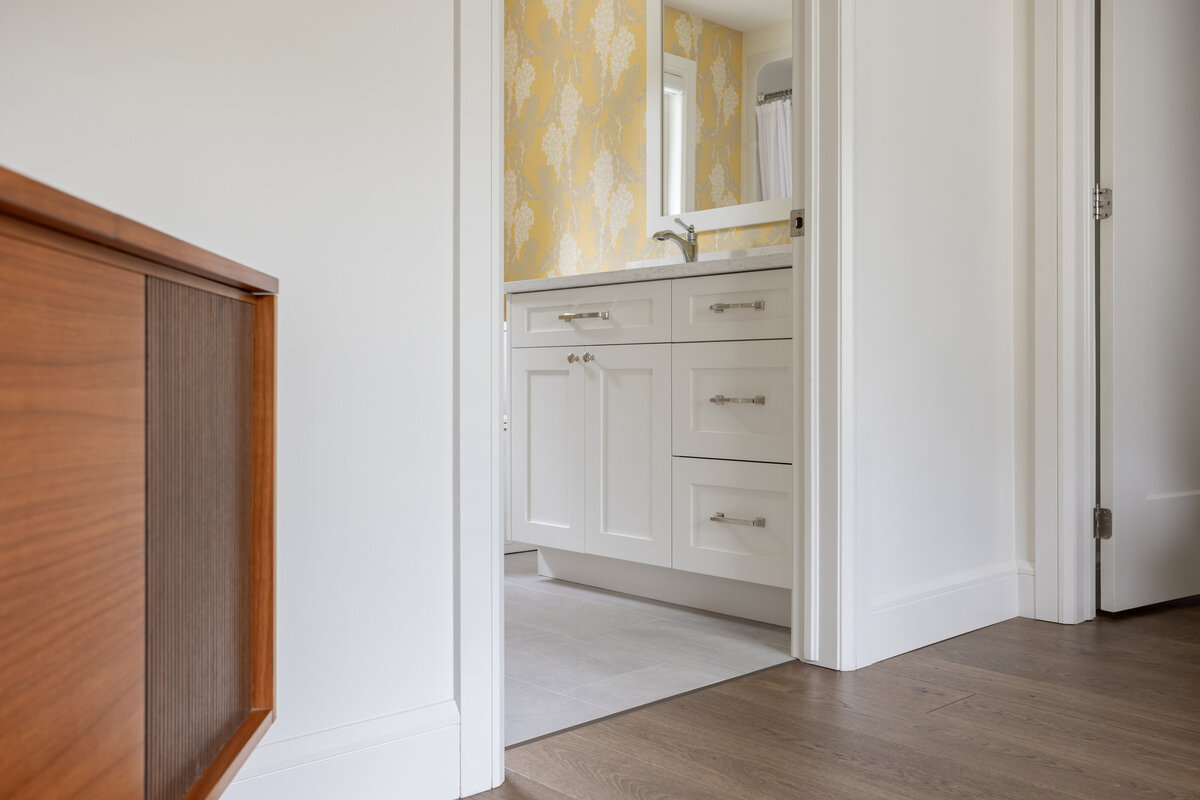 KatCo_Interiors-LakeHouse-InLaw_Bath-05