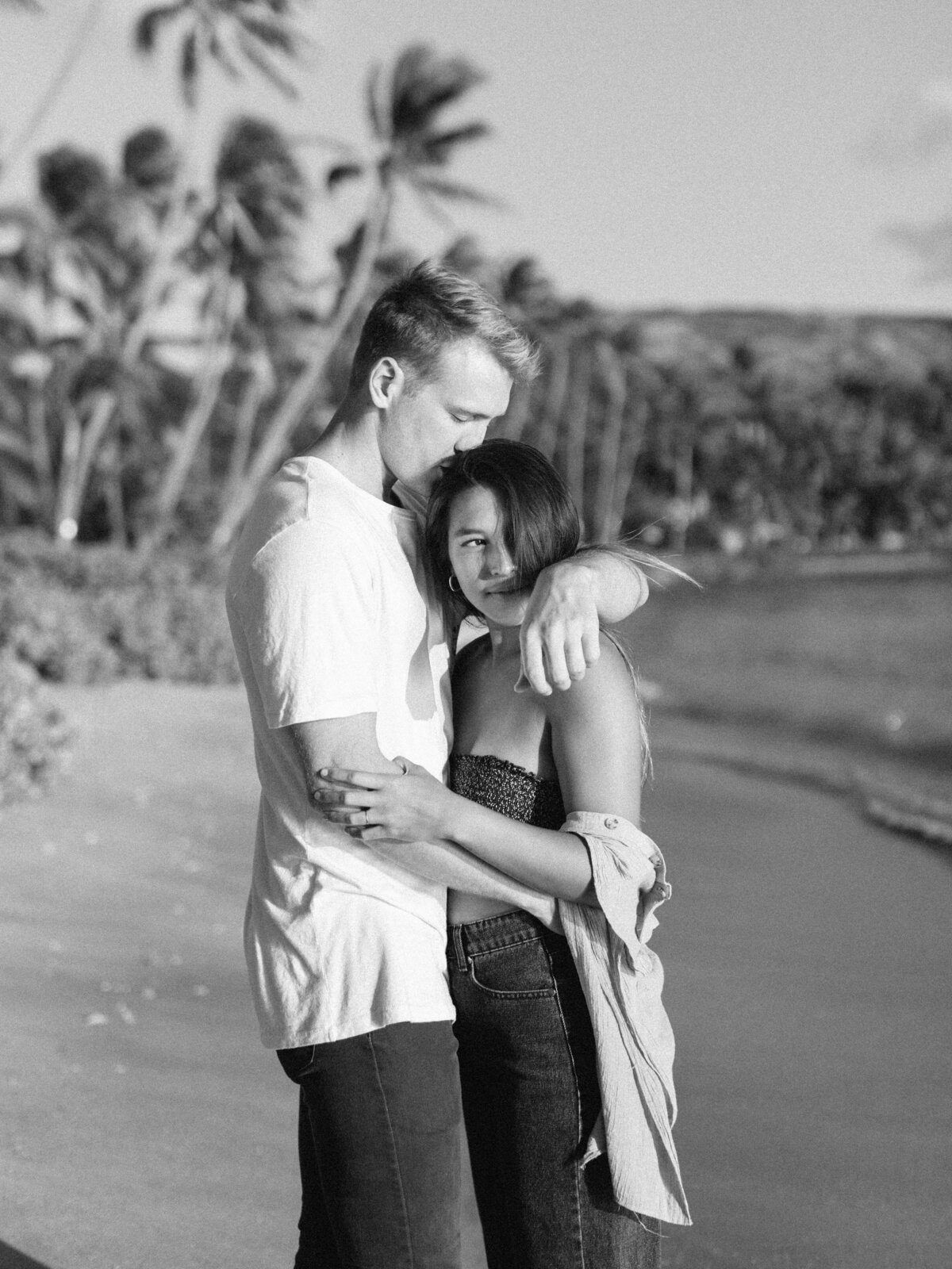 couple-in-black-and-white-on-beach