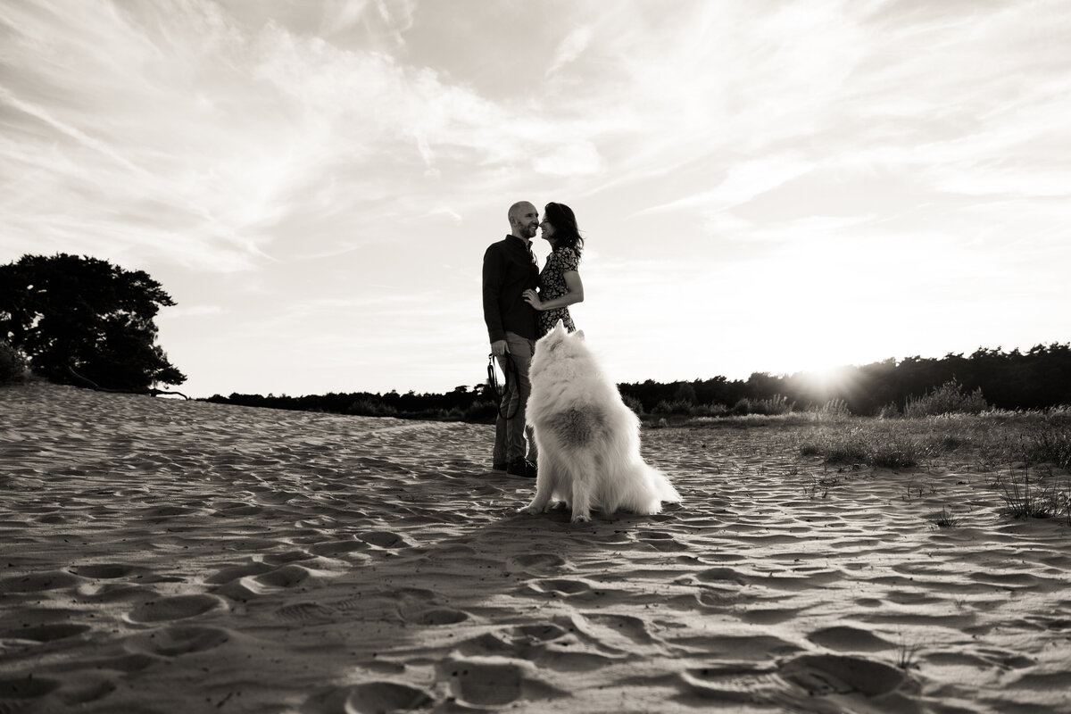 Samojeed Felix met Ali en Rob door Hondenfotograaf Vivian Driesen-23