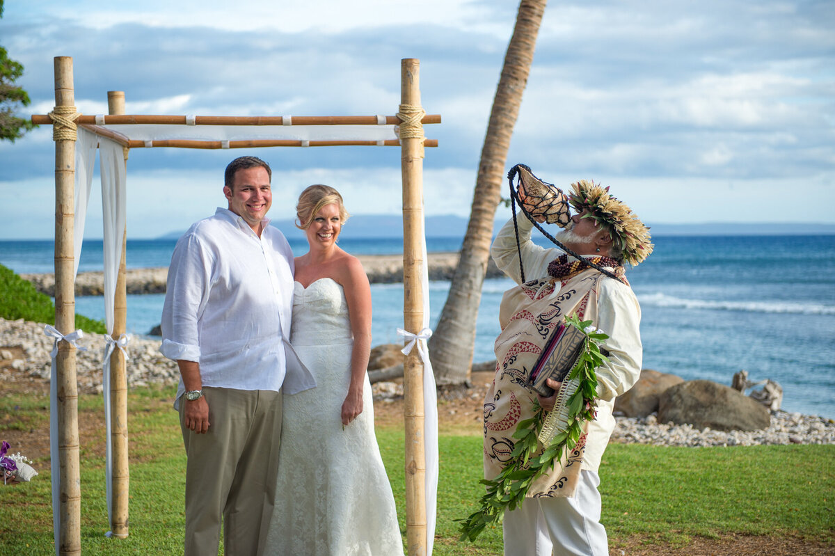 intimate-maui-destination-wedding-photography-at- Olowalu-Plantation-House-2